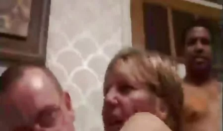 Pikaper aus der Tschechischen Republik Martin runzelte die Stirn und steckte youtube hausfrauensex das russische Luder Josephine in die Knie