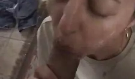 Prügel auf einem weißen private hausfrauen für sex Sofa