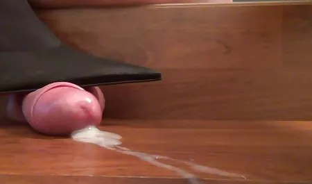 Zwei dünne Lesben reiben hausfrauensex hd ihre Fotzen an einem Vibrator