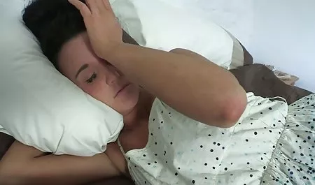 Die versaute Daphne geiler hausfrauensex Dare spreizt ihre Beine in Strümpfen vor einem Mann