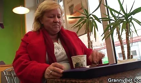 Zog alte hausfrauen sex Riley in sein Zimmer