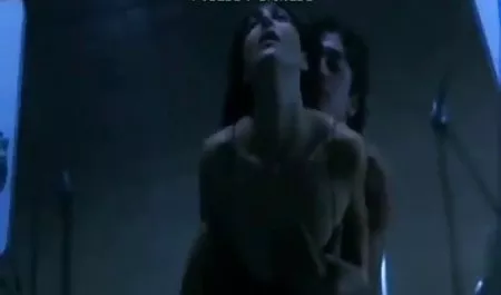 Das Küken quietscht vor Ekstase, wenn der Partner die rasierte Fotze betritt youtube hausfrauensex
