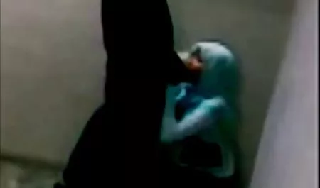 Auf einem schwarzen schweizer hausfrauensex Sofa im Büro