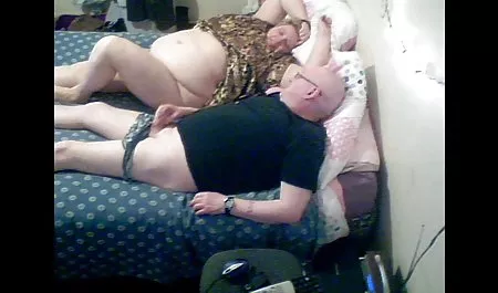 Chick fickt den Auserwählten in einer unbequemen Position hausfrauen beim sex