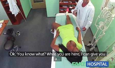Junge Leute haben lesbischen Sex in einem alte hausfrau sex Wasserbecken