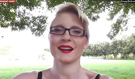 Weitgehend offenbart deutsche hausfrauen sex tube sich die Vulva vor Völlerei