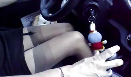 Ficken in einer suche hausfrau für sex Autowerkstatt in gebeugter Pose